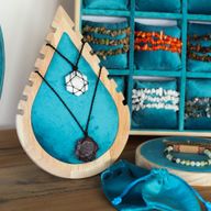 Small Teardrop Necklace Display 19x13cm