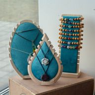 Small Teardrop Necklace Display 19x13cm