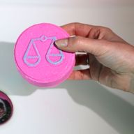 Box of 2 Zodiac Bath Fizzers with Horoscope - Libra