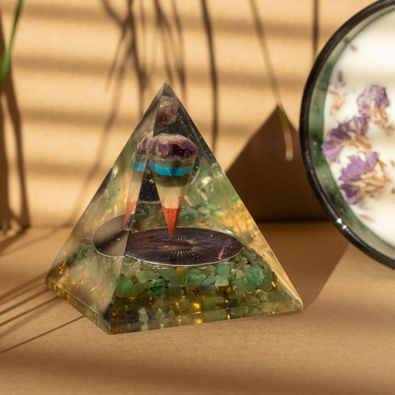 Med Orgonite Pyramid 7x6cm - Pendulum - Green Aventurine Chips