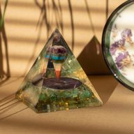 Med Orgonite Pyramid 7x6cm - Pendulum - Green Aventurine Chips