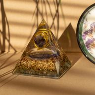 Med Orgonite Pyramid 7x6cm - Wrapped Amethyst - Copper Chips