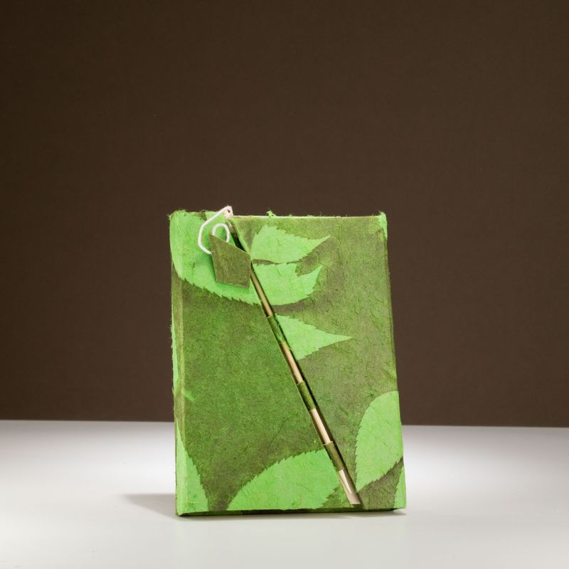 Med Lokta Bold Floral Bamboo Lock Notebook Lrg (15x12cm) - 45 leafs - Moss Green