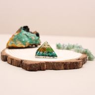 Sm Orgonite Pyramid 25mm Gemchips and Copper